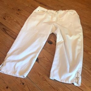 Cute whit Capri pants